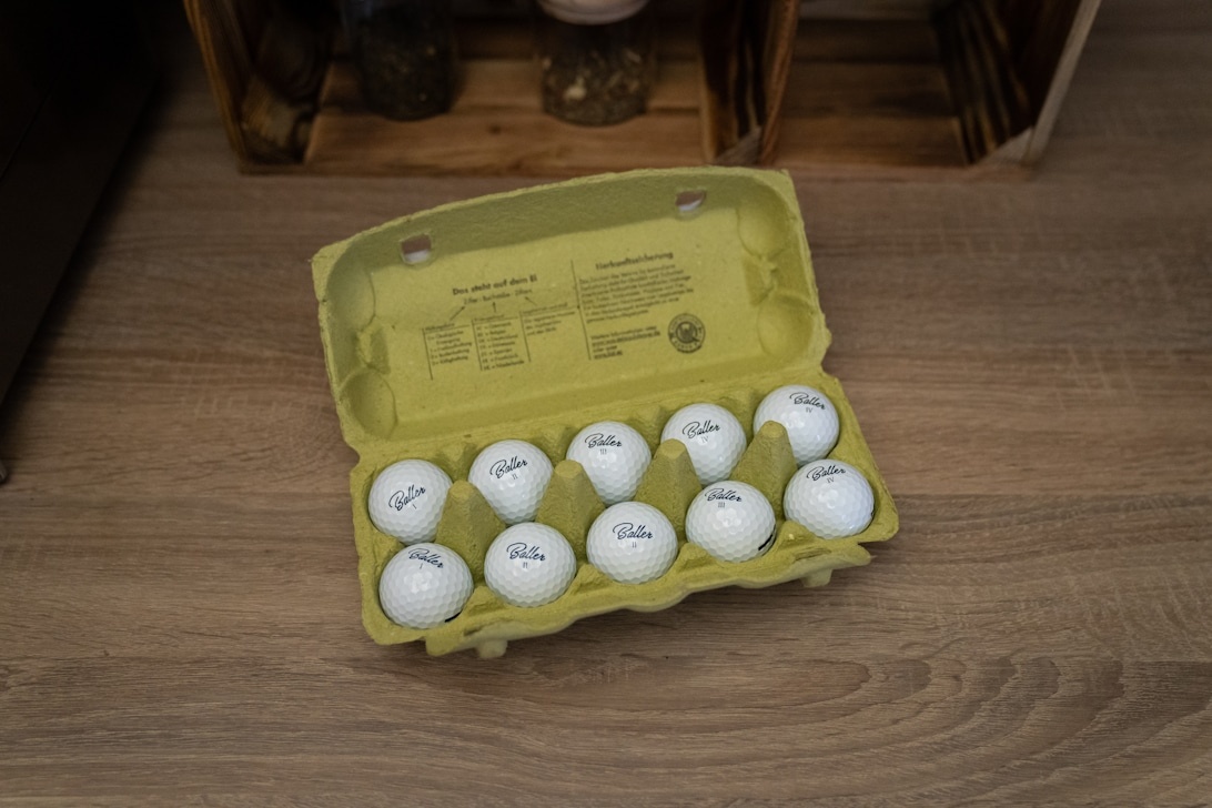 En vit golfboll med en personlig markering på.